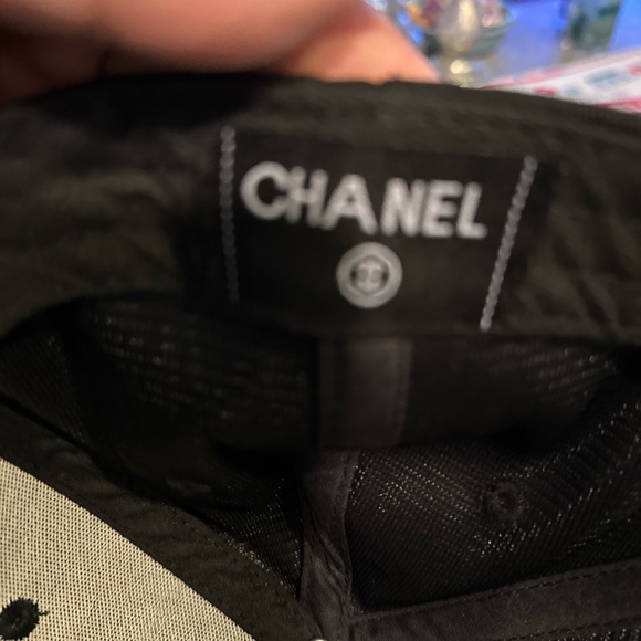 New Baseball Cap in Black with Embroidered emblem in Cream. Adjustable - Picture 4 of 4